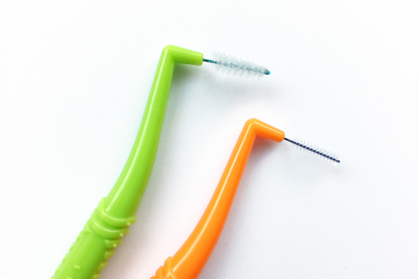 歯間ブラシの選び方・使い方・使用頻度等を解説