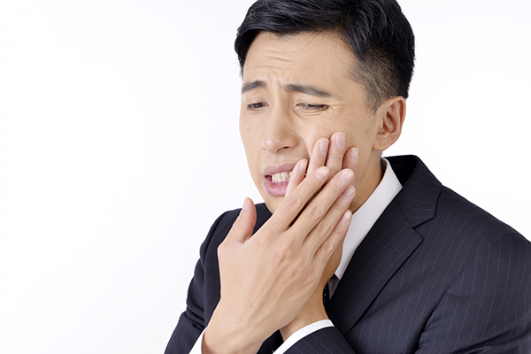 神経を抜いた歯が痛い原因とは？その治療法を紹介