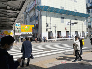 JR高田馬場駅の早稲田口から出てマクドナルドへ進みます